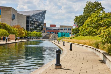 Indianapolis Şehir Limanı 'ndaki Huzurlu Gündüz Sahnesi, Modern Mimarlık ve Eğlence Etkinliği, 2023
