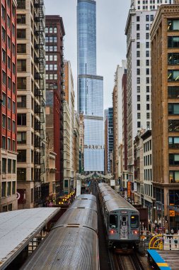 Chicago, Illinois 'de 2023 Şehir Enerjisi Yüksek Raylardaki Şık Trenler Trump Tower' a çıkıyor