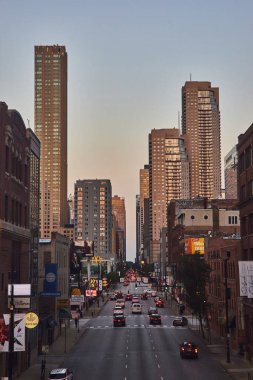 Chicago gökdelen binaları, gün batımı aydınlatma ve mavi gökyüzü, Illinois, yoğun cadde üzerinde