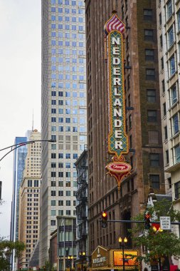 Nederlander tabelası, Chicago 'nun kasvetli bir günde gökdelen binasının yanı.
