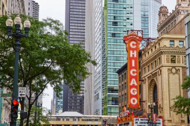 Chicago 'nun şehir merkezinde beyaz harflerle yazılmış büyük turuncu bir tabela, tarihi bina.