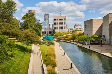 Vibrant Indianapolis City 'deki Serene Kanal Yürüyüşü, Şehir İlerlemesi ve Yeşil Alanlar' ın Uyumlu Bir Harmanını Gösteriyor, 2023