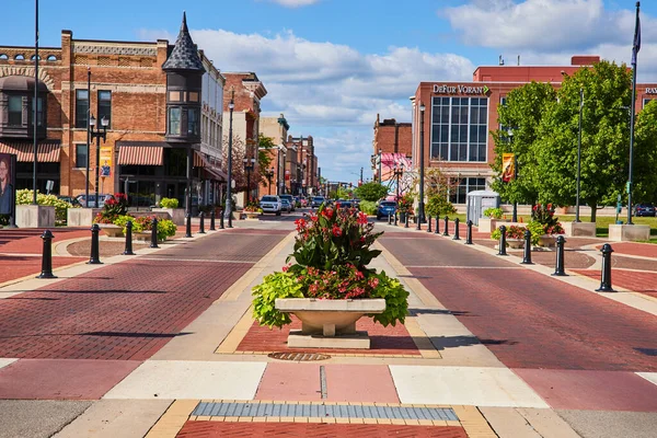 Downtown Muncie Indiana 2023 Vibrant Flower Planters Enhancing Pedestrian Walkway — Stock Photo, Image