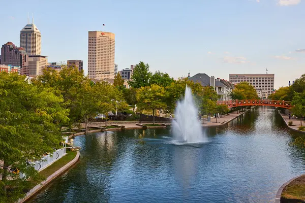 Parque Urbano Sereno Com Fonte Contra Downtown Indianapolis Skyline Capturando — Fotografia de Stock
