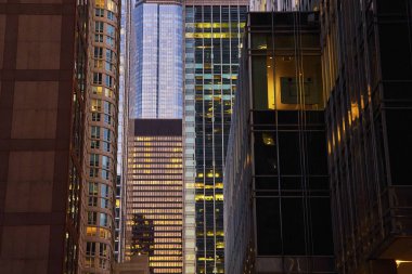 Renkli, gün batımında ışıkları olan muhteşem pencereler, Chicago 'da gökdelenler, gece hayatı, güzel