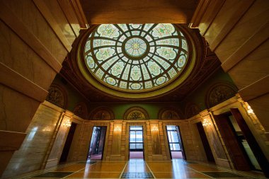 Kubbe tavanında Kelt boyalı camla Gar Anıt Salonu 'nda yeşil ve altın duvarların resmi