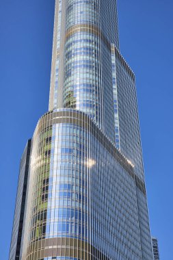 Trump Tower 'ın parlak yaz günündeki görüntüsü açık mavi gökyüzü arkasında mimari, Chicago Illinois