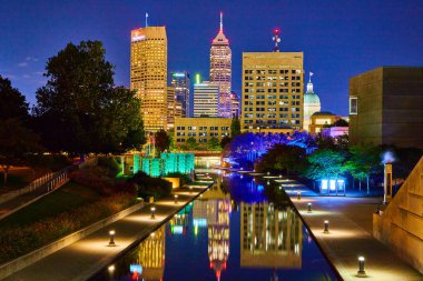 Indianapolis 'in canlı 2023 Gece Görüntüsü Şehir Kanalı' na Yansıyan Skyline