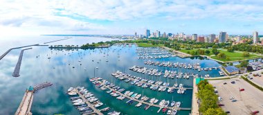 Milwaukee marinasının hareketli havadan görünüşü rıhtımlı tekneler, sakin Michigan Gölü ve hareketli şehir silüeti