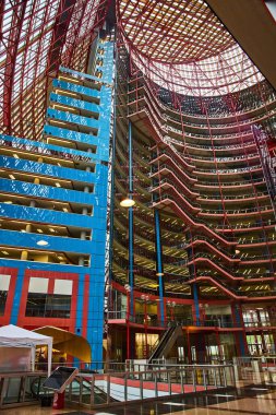 Dairesel binanın birden fazla katlı benzersiz görüntüsü, James R Thompson.