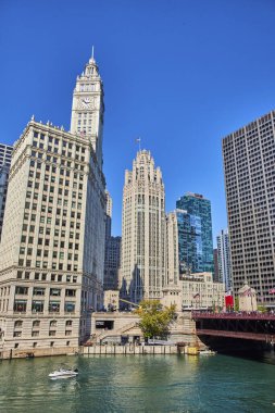 Güneşli bir yaz gününde, kanalın karşı tarafındaki gökdelenlerin görüntüsü açık mavi gökyüzü, Chicago IL, ABD