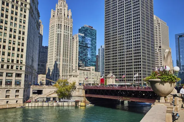 Kızıl Köprü 'nün mavi gökdelenler gününde Chicago kanalı boyunca uzanan görüntüsü, Illinois, ABD