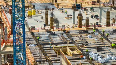 Indianapolis 'teki Canlı Havadan İnşaat Alanı, 2023 - İşçi Faaliyeti ve Sahneye Hükmeden Turna Kulesi