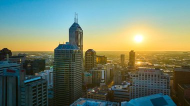 Indianapolis şehir merkezinin havadan görüntüsü Golden Hour 'da Skyline