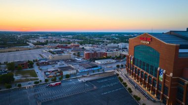 Indianapolis 'teki Lucas Petrol Stadyumu' nun üzerinde gün batımı, sakin hava manzarasıyla çekildi.