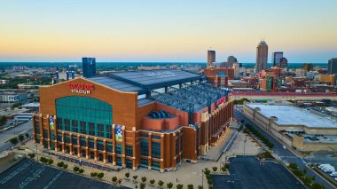 Lucas Petrol Stadyumu, Indianapolis 'in altın saat hava manzarası modern gökyüzü ve sakin akşam atmosferini gözler önüne seriyor.