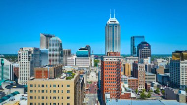 2023 Indianapolis hava görüntüsü, modern gökdelenlerle tarihi mimariyi birleştiren parlak mavi gökyüzü, DJI Mavic 3 insansız hava aracı ile yakalandı..