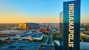 Indianapolis Skyline 'da Altın Saat, Modern Gökdelen, Spor Stadyumu ve Sanayi bacaları, 2023