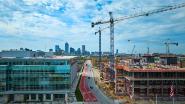 Indianapolis 'te gökdelenli vinçleri olan hareketli inşaat sahası Skyline View, DJI Mavic 3 Drone' dan havadan çekim