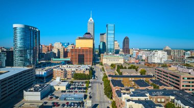 DJI Mavic 3 insansız hava aracı tarafından yakalanan Indianapolis şehir merkezindeki gökdelenlerin 2023 hava görüntüsü