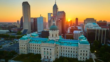 Şehir merkezindeki Indianapolis 'te Sunset' te Yeşil Çatı 'yla Eski ve Yeni Mimarinin Tersine Havadan Bakış