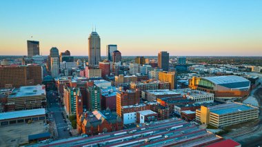 Indianapolis 'te Altın Saat Parıltısı - Gökyüzü Gösterimi Şehir Merkezi Skyline, Gainbridge Fieldhouse Stadyumu ve Entrika Demiryolu Sistemi