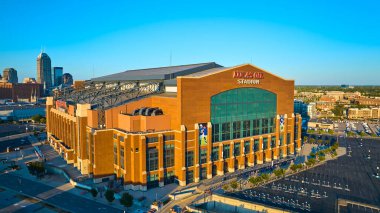 Lucas Petrol Stadyumu üzerinde gün doğumu, Indianapolis, şehir silueti zemin zemin ve hareketli park alanı, hava aracı tarafından yakalandı.