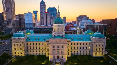 Gökdelenler Arasındaki Gökdelenler Arasındaki Gökyüzü Gündoğumu Görünümü, Indianapolis 'teki Şehir Karşıtlığını Yakalıyor