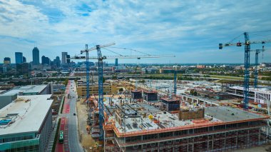 Indianapolis 'teki Vibrant Şehir İnşaat Alanının Hava Görüntüsü, DJI Mavic 3 Drone, 2023