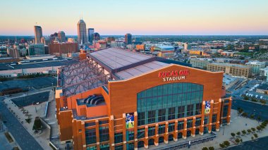 Gündoğumunda Lucas Petrol Stadyumunun 2023 Hava Görüntüsü, Indianapolis, Indiana 'nın Vibrant Cityscape' i