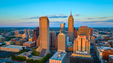 Indianapolis Skyline 'ın hava günbatımı görüntüsü, 2023 - Hava Aracı Gökdelenlerde Altın Saat Parlamasını Yakalıyor