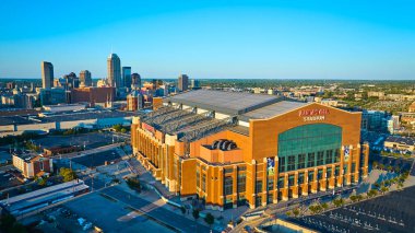 Lucas Petrol Stadyumu ve Indianapolis şehri üzerinde altın gün doğumu, insansız hava aracıyla yakalanan şehir gelişimi ve spor kültürünü gözler önüne seriyor.