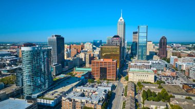 Indianapolis 'in Gökyüzü Görüntüsü Açık Mavi Gökyüzü Altında Çeşitli Mimariyle, 2023 yılında DJI Mavic 3 Drone tarafından yakalanmıştır.