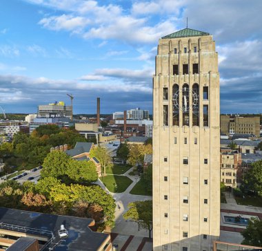 Ann Arbor, Michigan şehir merkezindeki tarihi Burton Memorial Tower 'da öğleden sonra, akademik gelenek ve kentsel gelişimin bir karışımını sergiliyoruz.
