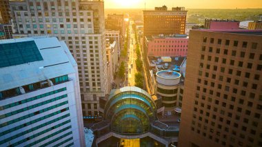 DJI Mavic 3 insansız hava aracı tarafından yakalanan şehir mimarisi ve Circle Center Mall 'ın hava manzaralı Indianapolis şehir manzarası üzerinde altın saat