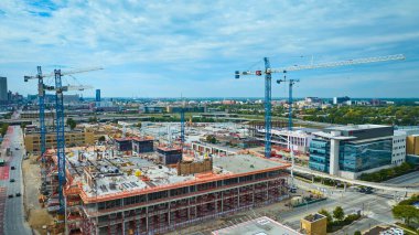 Indianapolis 'teki Bustling İnşaat Alanı: Kentsel Genişlemenin Hava Görüntüsü DJI Mavic 3 Drone tarafından yakalandı, 2023