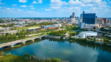 Gündüz vakti Indianapolis Skyline 'ın güneşli hava görüntüsü, Modern Gökdelen, Çok Kollu Köprü ve Geometrik Stadyum