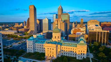DJI Mavic 3 insansız hava aracı kullanılarak yakalanan zengin mimari çeşitlilik ve tarihi adliye binasını gözler önüne seren Indianapolis şehir merkezindeki hareketli altın saat hava görüntüsü