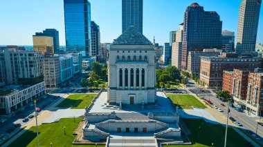Indianapolis 'teki modern şehir manzarasının ortasında, DJI Mavic 3 insansız hava aracı ile yakalanan Indiana Savaşı Anıtı gündüz hava görüntüsü