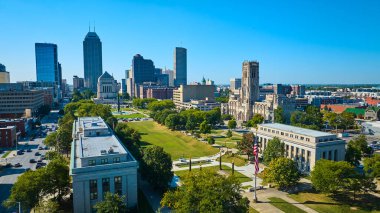 Bustling Indianapolis 'in Hava Görüntüsü, Çeşitli Mimarlar Gösterimi ve Indiana Savaş Anıtı