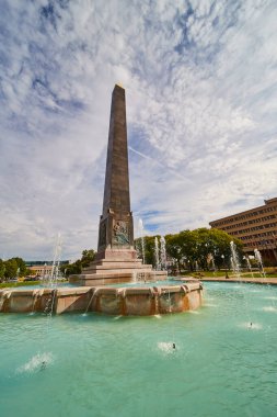 Indianapolis Plaza 'daki Sunlit Obelisk Anıtı ve Çeşmesi, 2023