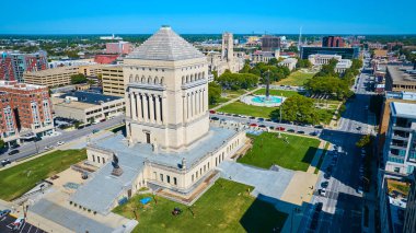 Iconic Indiana Savaş Anıtı Hava Görüntüsü, Indianapolis 'te güneşli bir günde Amerikan Lejyon Alışveriş Merkezi, 2023