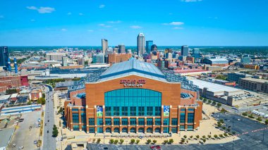 Gündüz vakti insansız hava aracı tarafından yakalanan Lucas Petrol Stadyumu 'nun Indianapolis' teki modern şehir manzarası.