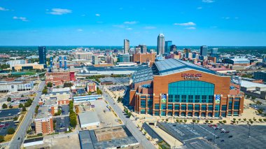 DJI Mavic 3 insansız hava aracı tarafından yakalanan Indianapolis 'in gelişmekte olan kentsel manzarasının ortasındaki önemli bir spor merkezi olan Lucas Petrol Stadyumu 2023 Havacılık Manzarası