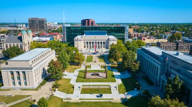 Indianapolis 'teki büyük neoklasik merkez kütüphanesinin havadan görünüşü, kentsel bir manzarada tarihi ve modern mimarinin ahenkli bir karışımını sergiliyor.