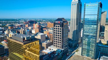 Modern Indianapolis 'in Hava Görüntüsü, 2023 - Ticaret Bölgesindeki Günışığı Gökdelenleri DJI Mavic 3 İnsansız Hava Aracı