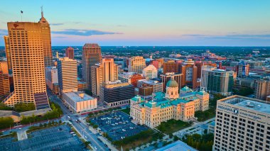 Modern gökdelenlerin arasında tarihi bir adliye binasını gösteren Indianapolis 'in havadan görünüşü, altın saat parıltısıyla yıkanmış, kentsel gelişimi ve geleneği özetliyor..