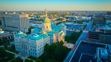 Indianapolis 'in üzerinde gün doğumu, hükümet binasının ihtişamını vurguluyor, yeşil bir kubbe ile, sabahın erken saatlerinde sakin saatlerinde bir dron tarafından ele geçirildi..