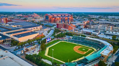 Lucas Petrol Stadyumu ve Beyzbol Elması 'nın gösterildiği Indianapolis Hava Sunset Manzarası Kentsel Gelişim ve Spor Kültürü' nü simgeliyor.