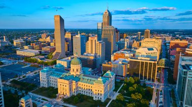 Golden Hour 'da Indianapolis' i, Gökdelenleri, Tarihi Adliyeyi ve Circle Center AVM 'yi Süpürüyor